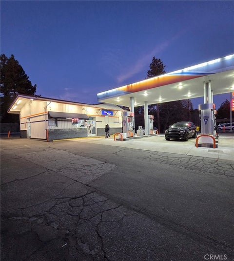 Photo of 32124 Hilltop Dr, Running Springs, CA 92382 (MLS # SR26222600)