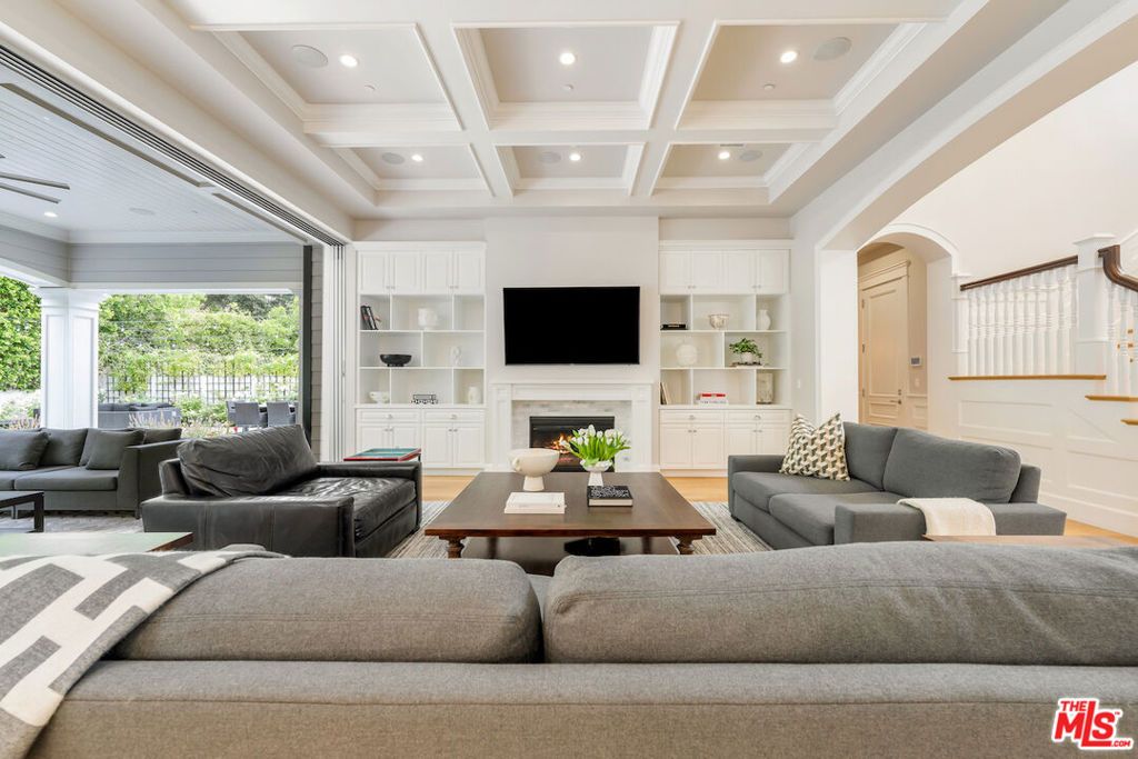Photo of 4439 Petit Avenue, Encino, CA 91436 (MLS # 25580395)