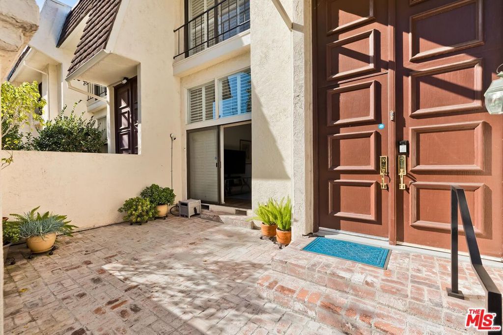 Photo of 6263 1/2 Randi Avenue, Woodland Hills, CA 91367 (MLS # 26658687)