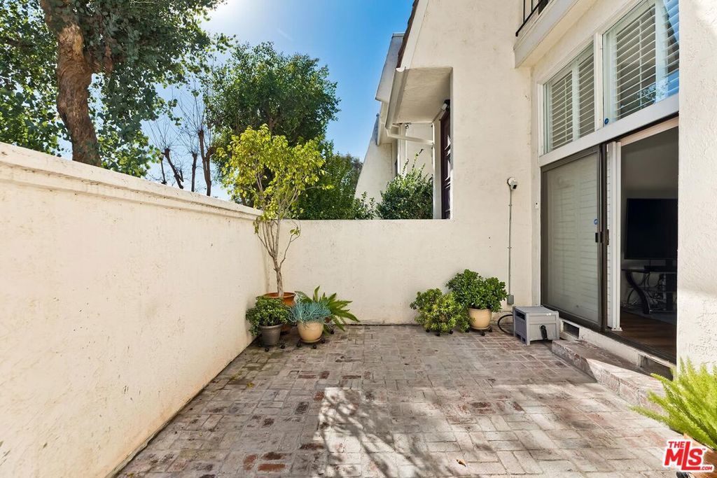 Photo of 6263 1/2 Randi Avenue, Woodland Hills, CA 91367 (MLS # 26658687)