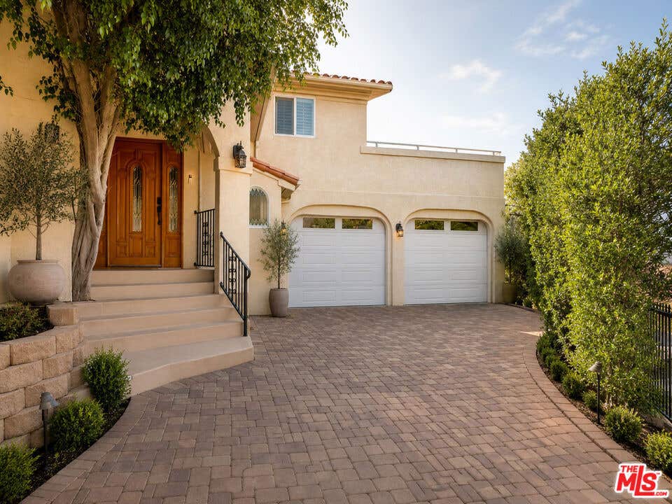 Photo of 22780 Macfarlane Drive, Woodland Hills, CA 91364 (MLS # 26833585)