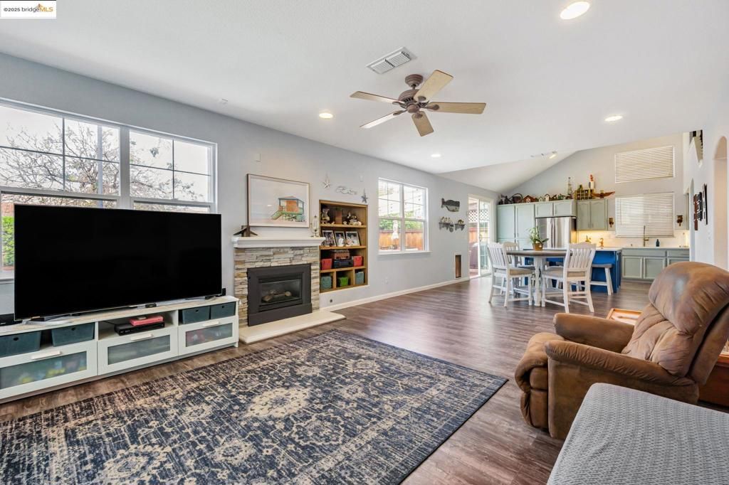 listing image 130722698587571482921