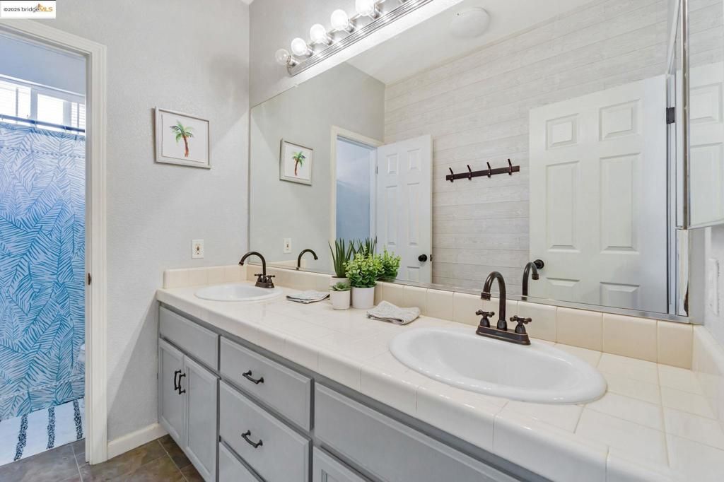 listing image 130724225391925177473