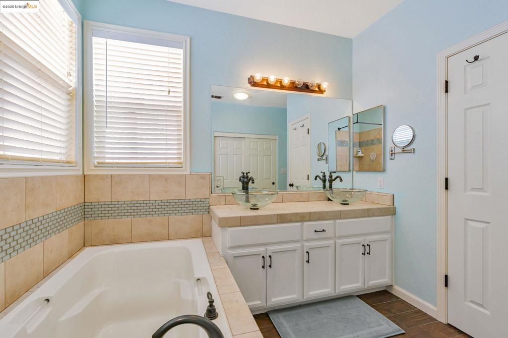 listing image 130729656848506130815