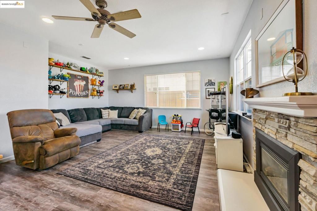 listing image 130725441640382809710