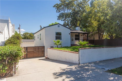 Photo of 210 N Naomi St, Burbank, CA 91505 (MLS # WS26218066)