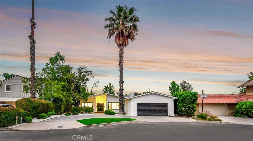 Perfect 4-bedroom villa! Great Location! l

Located in a nice and quiet neighborhood, 2 min from US 101 Highway, 1 min away from a big dog park and Ventura Blvd, 15-25min away from Universal Studios, Santa Monica, and Hollywood.
spacious villa, dog-friendly, and amazing for families!
we have a big backyard with a pool and hot tub, a fire pit area, and an outdoor dining table.

Please note, renting furnished is an option, please contact us for pricing.