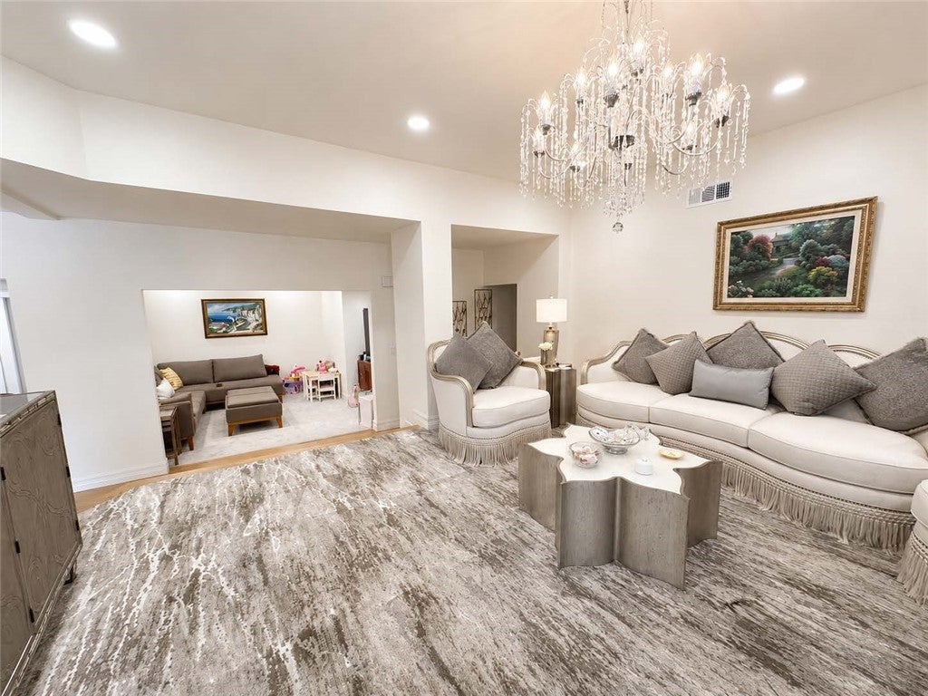 1313 Valley View RD 202, Glendale CA 91202