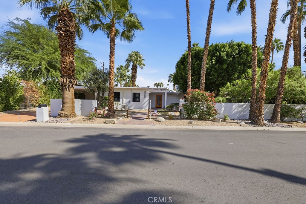 Photo of 648 S Roxbury DR, Palm Springs, CA 92264 (MLS # IV26230065)