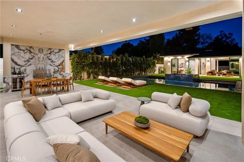 Photo of 11826 Kling Street, Valley Village, CA 91607 (MLS # SR26060969)