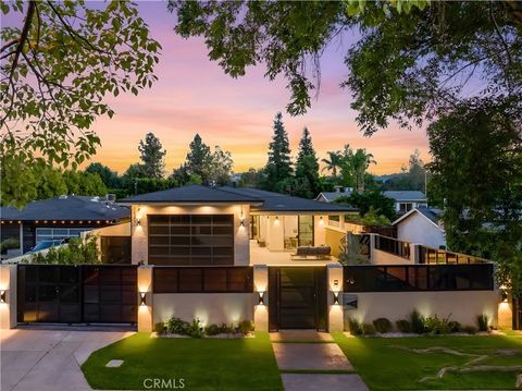 Photo of 11826 Kling Street, Valley Village, CA 91607 (MLS # SR26060969)