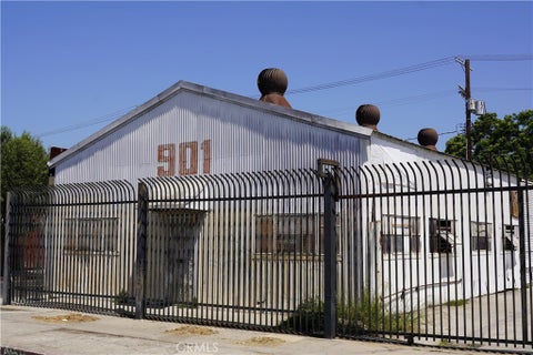 Photo of 901 E 108th ST, Los Angeles, CA 90059 (MLS # SR26183961)