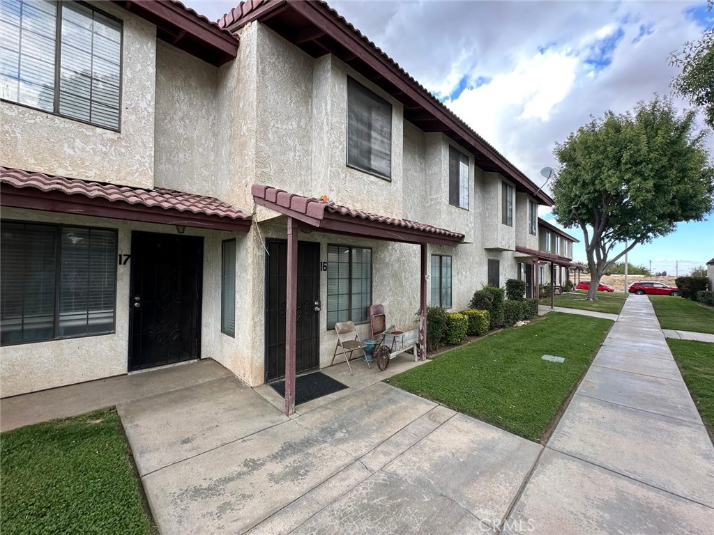 This beautiful two-story townhome is very spacious with 4 bedrooms, 2 bathrooms. Located near many local markets & restaurants. Educational centers nearby, great convenience for families!