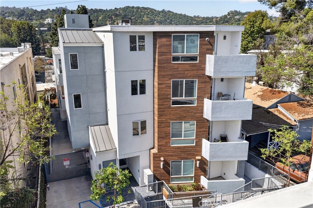 Photo of 11912 Laurelwood Dr. Dr #101, Studio City, CA 91604 (MLS # SR26075042)