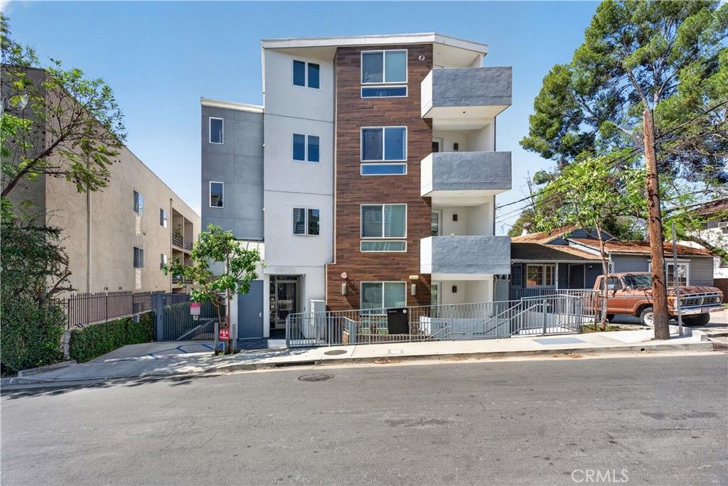 Photo of 11912 Laurelwood Dr. Dr #101, Studio City, CA 91604 (MLS # SR26075042)