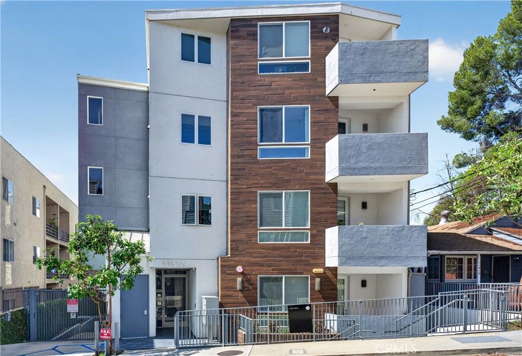 Photo of 11912 Laurelwood Dr. Dr #101, Studio City, CA 91604 (MLS # SR26075042)