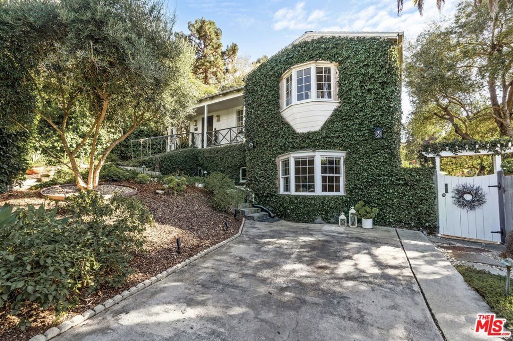 Photo of 3339 Bennett Drive, Los Angeles, CA 90068 (MLS # 25596347)
