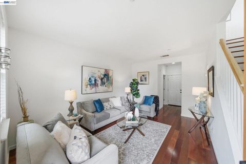 Photo of 1012 Martin Luther King Dr Dr, Hayward, CA 94541 (MLS # 41131933)