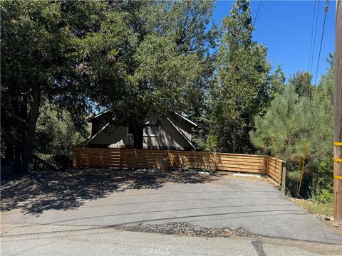 Photo of 956 Teakwood DR, Lake Arrowhead, CA 92352 (MLS # IG26151563)