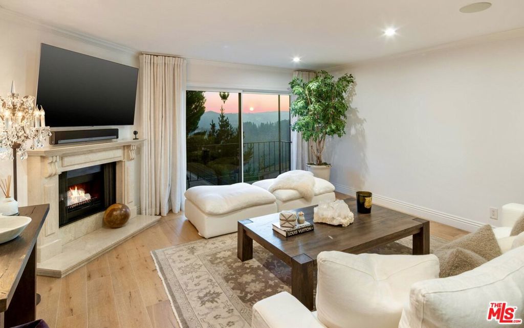 2385 Roscomare Road