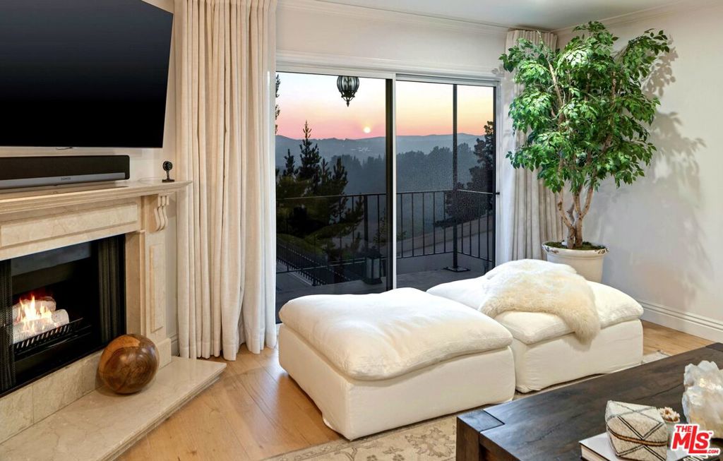 2385 Roscomare Road D3, Los Angeles CA 90077