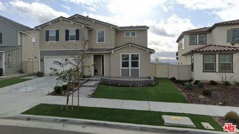 Photo of 17952 Spire Court, Santa Clarita, CA 91350 (MLS # 23261495)