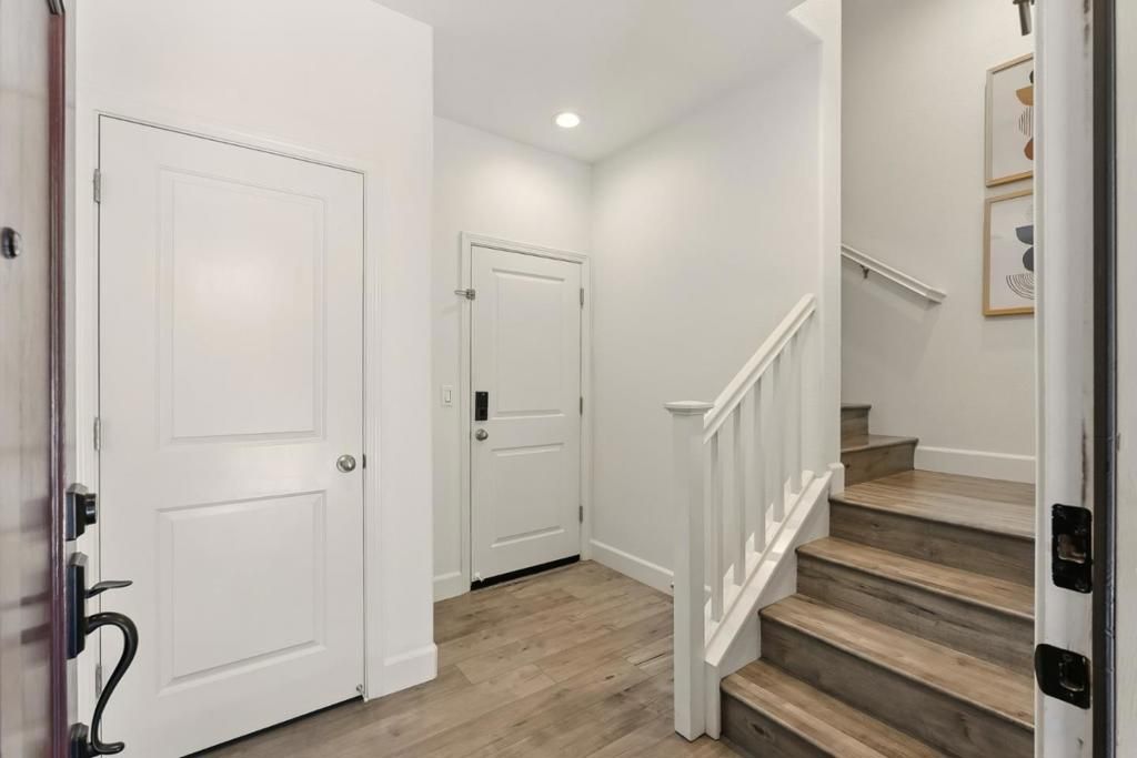 listing image 130725790744466983362