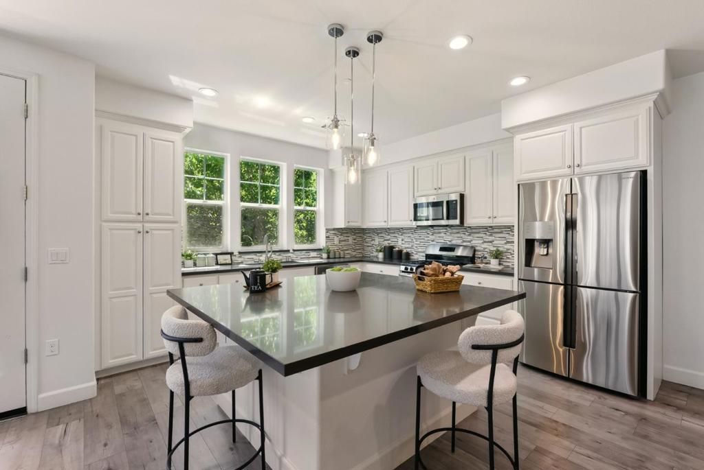 listing image 130729643426493867008
