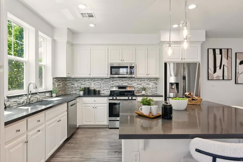listing image 130721249036590829357