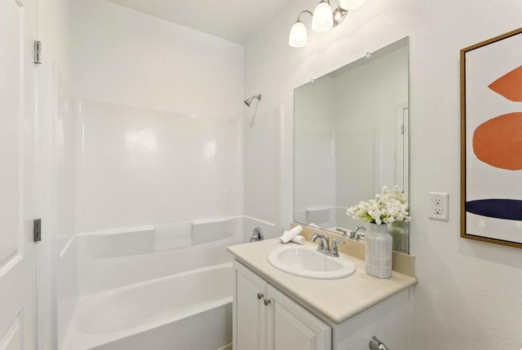 listing image 130725703114281257455