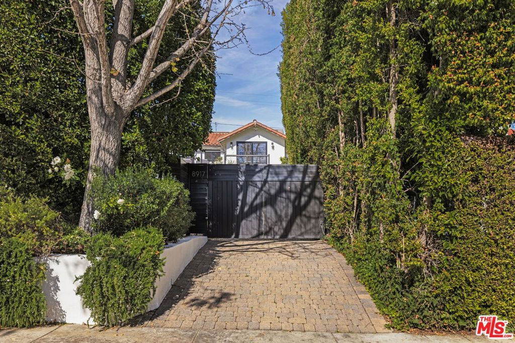 Photo of 8917 Dorrington Avenue, West Hollywood, CA 90048 (MLS # 26653261)