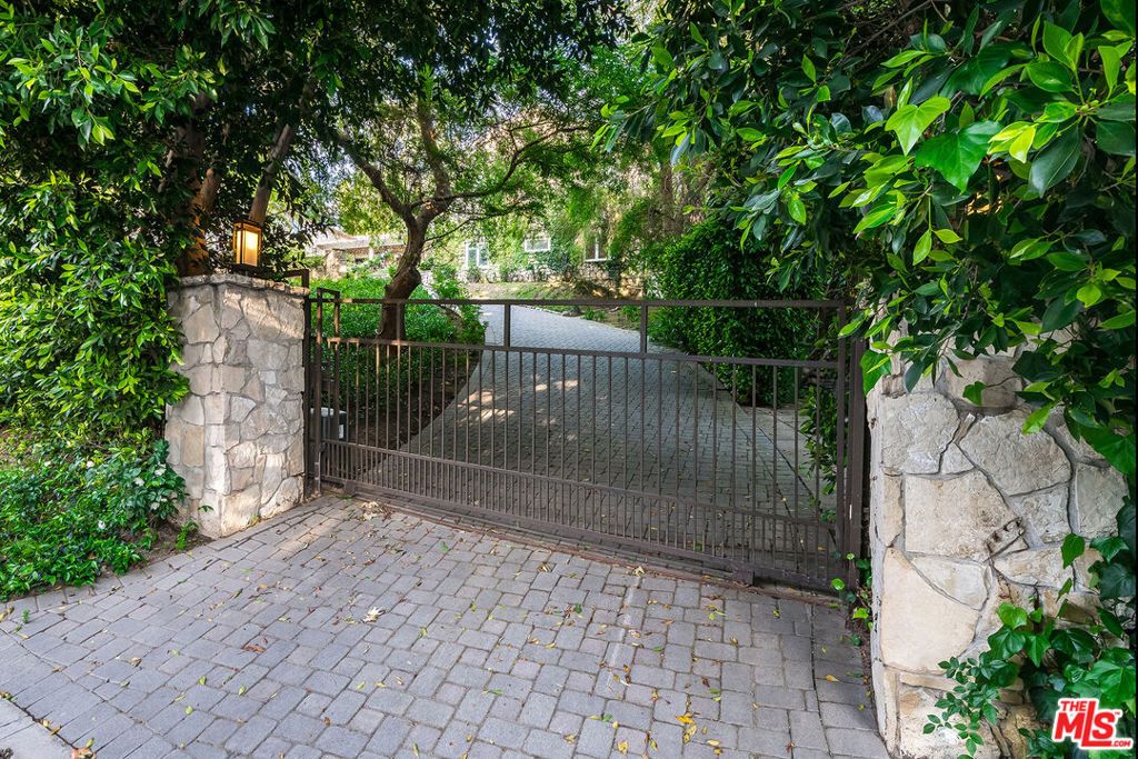 Photo of 422 Parkwood Drive, Los Angeles, CA 90077 (MLS # 25541743)