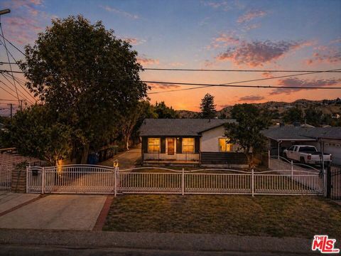 Photo of 10341 Arminta Street, Sun Valley, CA 91352 (MLS # 26829833)