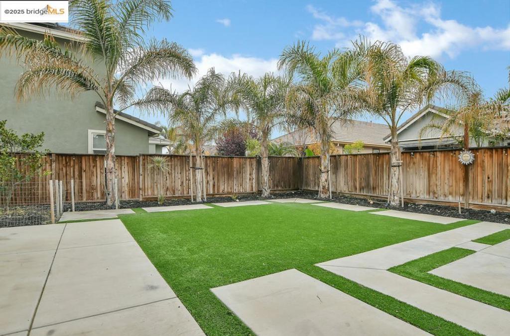 THE LAKES - Residential