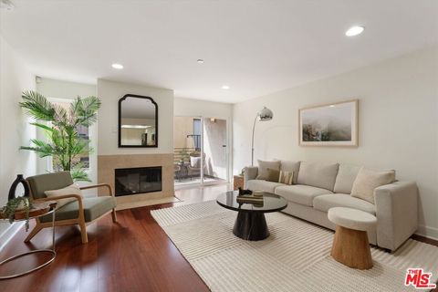 Photo of 1951 N Beachwood Drive #206, Los Angeles, CA 90068 (MLS # 26664087)