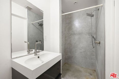 Tiny photo for 8941 Rosewood Avenue, Los Angeles, CA 90048 (MLS # 26103058)