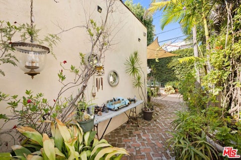 Tiny photo for 8941 Rosewood Avenue, Los Angeles, CA 90048 (MLS # 26103058)