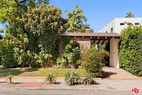 Tiny photo for 8941 Rosewood Avenue, Los Angeles, CA 90048 (MLS # 26103058)