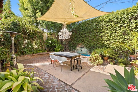Tiny photo for 8941 Rosewood Avenue, Los Angeles, CA 90048 (MLS # 26103058)