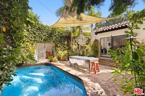 Photo of 8941 Rosewood Avenue, Los Angeles, CA 90048 (MLS # 26103058)