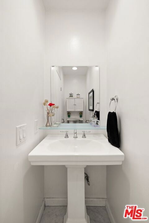 Tiny photo for 8941 Rosewood Avenue, Los Angeles, CA 90048 (MLS # 26103058)