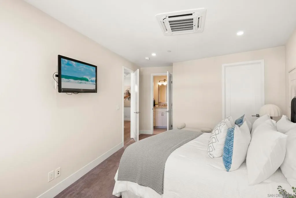 La Jolla, California 92037, United States, 3 Bedrooms Bedrooms, ,5 BathroomsBathrooms,Residential,Active,241584