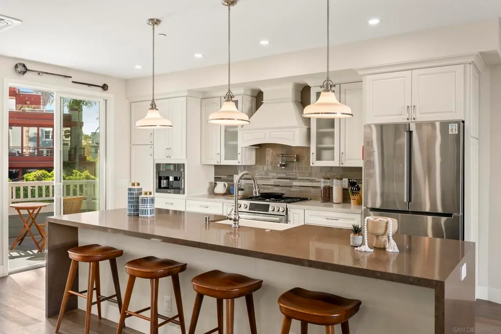 La Jolla, California 92037, United States, 3 Bedrooms Bedrooms, ,5 BathroomsBathrooms,Residential,Active,241584