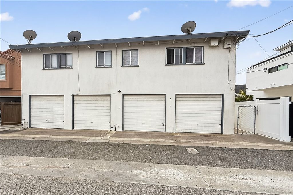 Photo of 207 Baltimore Avenue, Huntington Beach, CA 92648 (MLS # OC26069767)