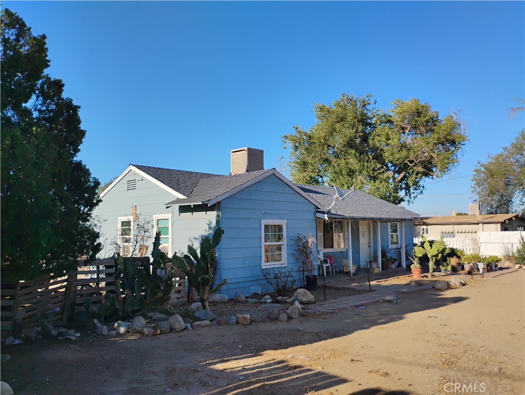 Calling out all investor or Developers for this Large lot located in central Palmdale. lot size is over 22,017 sq ft with a 2 bedrooms 1 bath with a 2 car attached garage, this property can be great for development, attached are city of Palmdale requirements for multiple residence supplements. there is so much room to add to make this home bigger or built multiple housing units. this home is near the 14 freeway, shopping, markets, restaurants, schools City Hall, don't miss this great opportunity to own your home today.