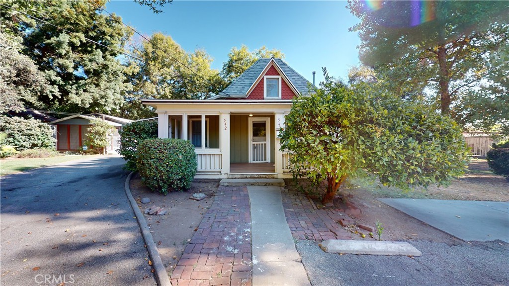 Main image without alt text