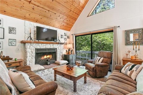 Photo of 841 Cottage Grove Road, Lake Arrowhead, CA 92352 (MLS # GD26157912)