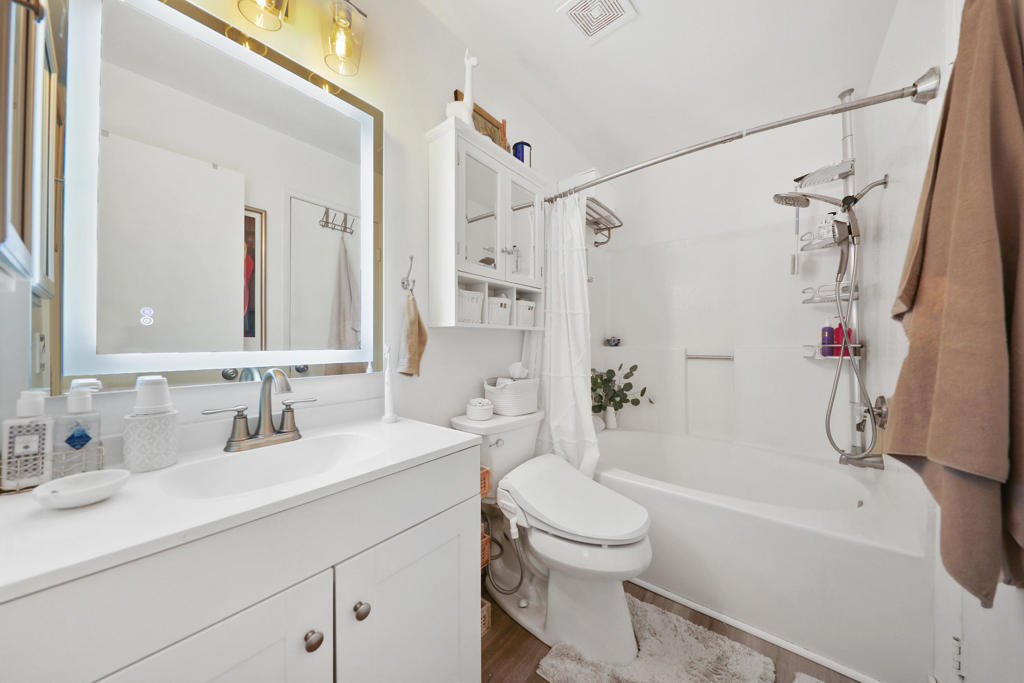 Palm Royale - Residential