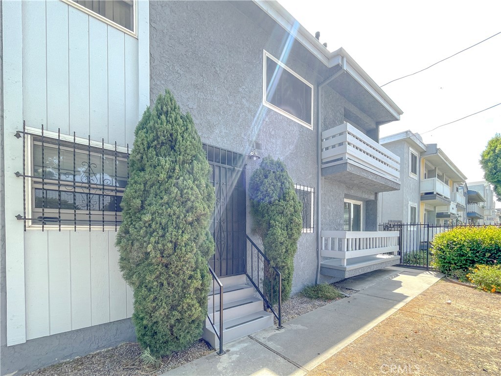 Welcome home to this second floor studio in the Westchester neighborhood of Los Angeles! This light and bright updated unit features high ceilings, decorative fireplace, a sun-filled balcony, and laminate flooring throughout (no carpet!). The kitchen comes equipped with a stainless steel gas stove, sleek quartz tile countertops and plenty of cabinetry. It features spacious mirrored closets and blinds for your privacy and comfort. Enjoy the ease of using an on-site laundry in this secure building. Located near LAX, Westchester Golf course, Loyola Marymount University and all the shops Sepulveda Blvd has to offer.