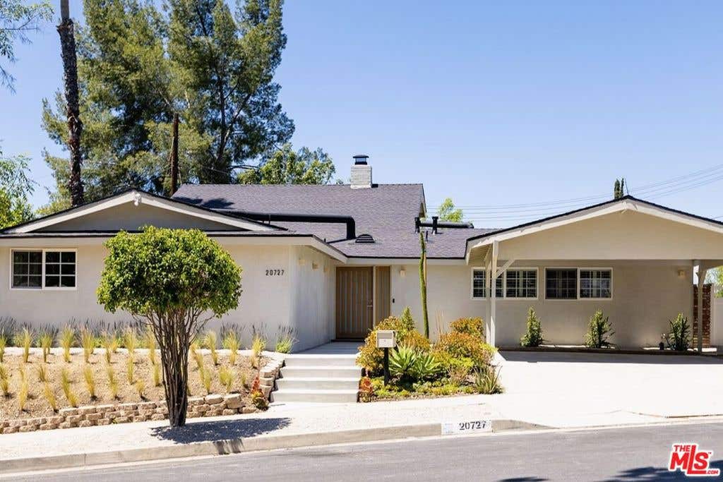 Photo of 20727 Dolorosa Street, Woodland Hills, CA 91367 (MLS # 26862529)